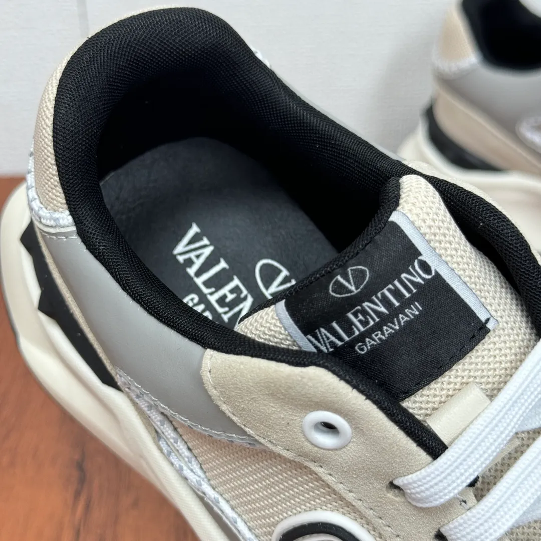 [Valentino] Top P: 820💰 Size: 39-44 leather shoe size (can be customized 38.45 cannot be returned or exchanged) VALENTION/Valentino FREEDOTS series new spring and summer men's sports shoes Lightweight and breathable casual thick-soled men's shoes Classic contrasting splicing design Suede cowhide stitching nappa calfskin + breathable technical mesh material Hot glue brand pattern badge logo details Delicate calfskin feet Lightweight mesh lining, ultra-light TPU foam rubber outsole, sports version, thick-soled style design, easy and versatile, multiple colors available, able to meet various matching needs, complete package! Item number: HL6688 Beige